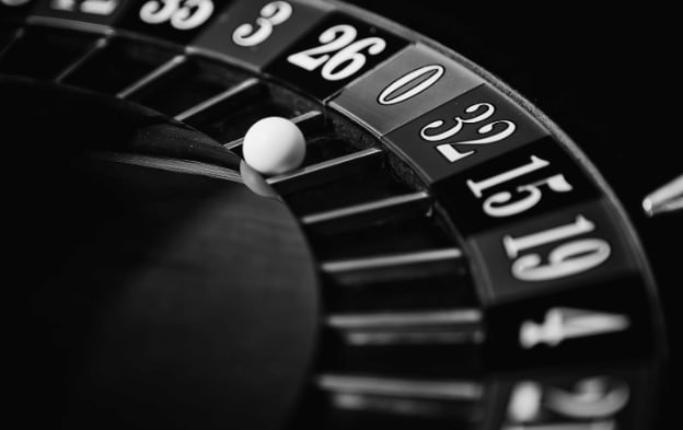 acc777 Platform Mobile APP Live Casino Slots Sportsbook ကစားသူ Smartphone ဖြင့် ကစားနေသောပုံ