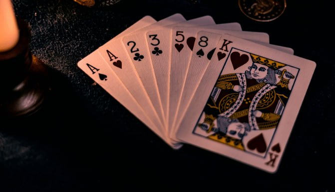 acc777 ဘင်ဂို Online Bingo ဂိမ်းကစားနေသော မြန်မာ ကစားသူများ Bingo Card စစ်ဆေးနေသောပုံ